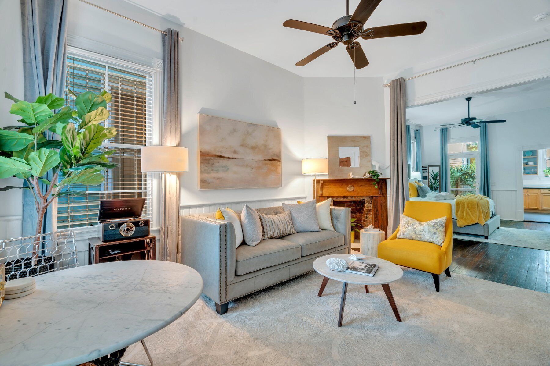 Bright Vibrant Studio w/ Outdoor Space on Treelined Street by Lucky Savannah
