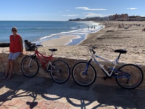 Am Strand, Liegestühle, Strandtücher