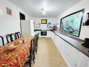 Full-sized fridge, microwave, oven, blender - Casa de Temporada Arcádia, Piscina, 22 Hóspedes, 5 Suítes e Churrasqueira em Itacaré Bahia (Itacaré)