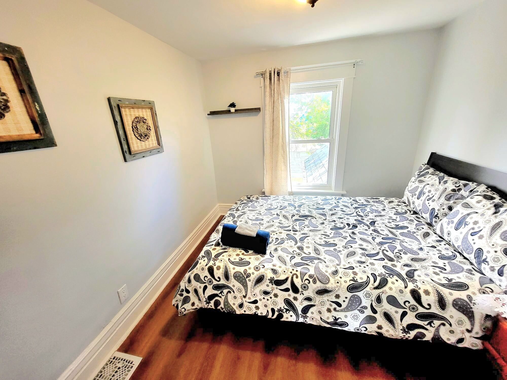 4 bedrooms, iron/ironing board, WiFi (free), bed sheets