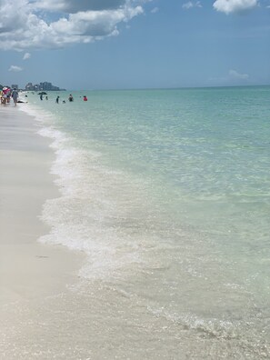 Camastros y toallas de playa 