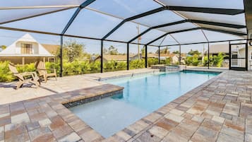 Una piscina al aire libre, una piscina climatizada