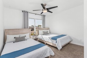 3 Schlafzimmer, Schreibtisch, Bügeleisen/Bügelbrett, Reisekinderbett