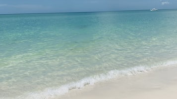 沙滩椅、沙滩毛巾