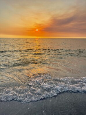 Sun-loungers, beach towels - SunnyBeach Luxury Vacation House*Pool*Spa*Central Location (Fort Myers)