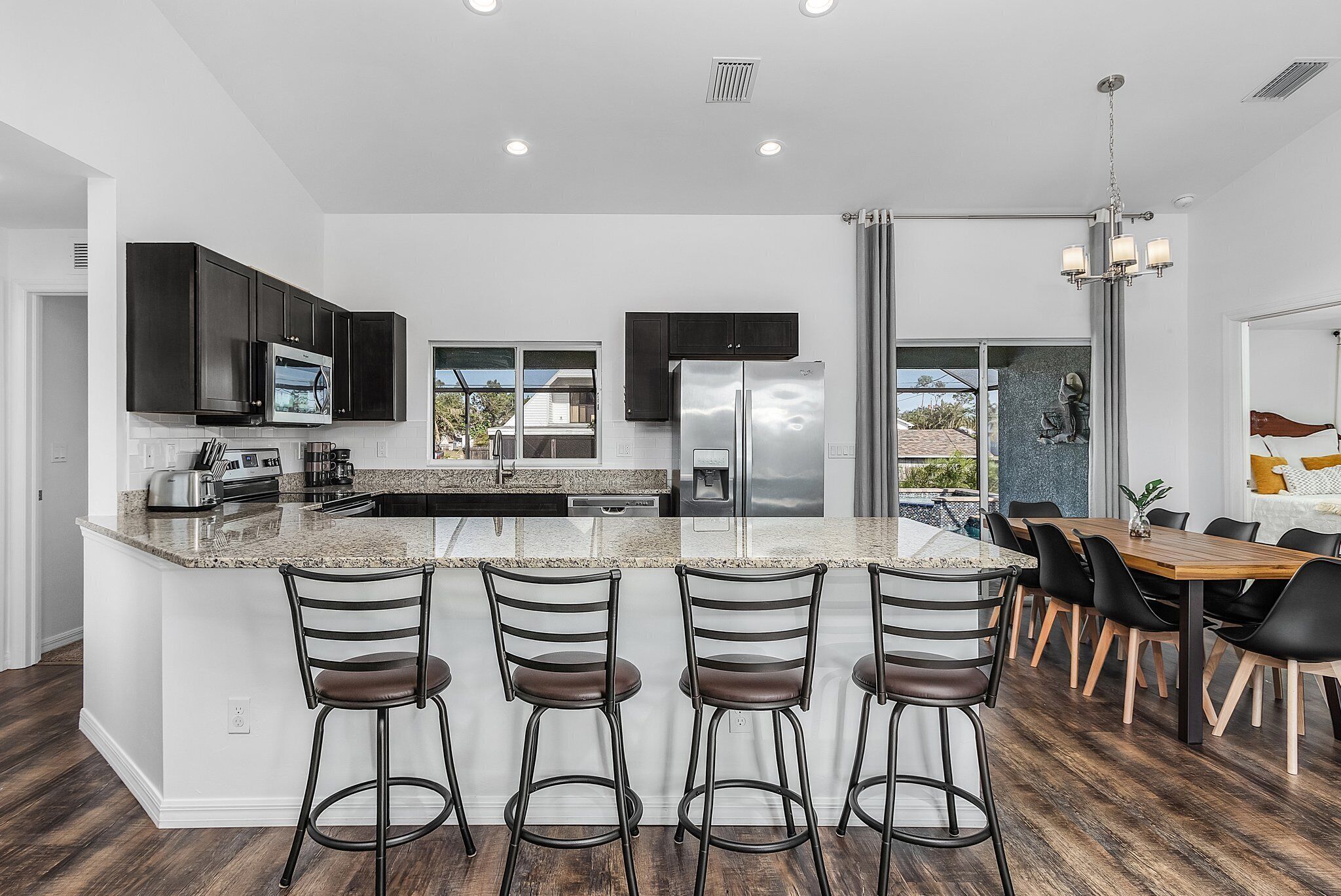 Refrigerador, microondas, horno y parrilla de estufa 