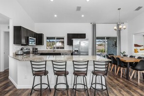 Een koelkast, een magnetron, een oven, een kookplaat