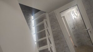 A room with a white door, a white wall, and a white ceiling. - Mirosa mini loft for you. (Bari)