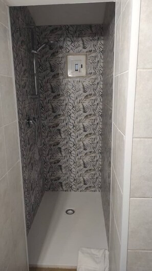 Chuveiro, secador de cabelo, bidê, toalhas de banho