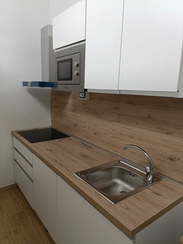 Fridge, microwave, stovetop, coffee/tea maker