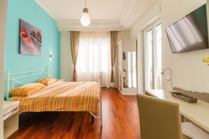 ألحفة محشوة بالريش وأسرّة بطبقة علوية مريحة ومكتب