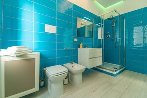 ห้องคลาสสิกสวีท | ห้องน้ำ | ฝักบัว, ของใช้ในห้องน้ำฟรี, ไดร์เป่าผม, โถสุขภัณฑ์แบบบิเดท์