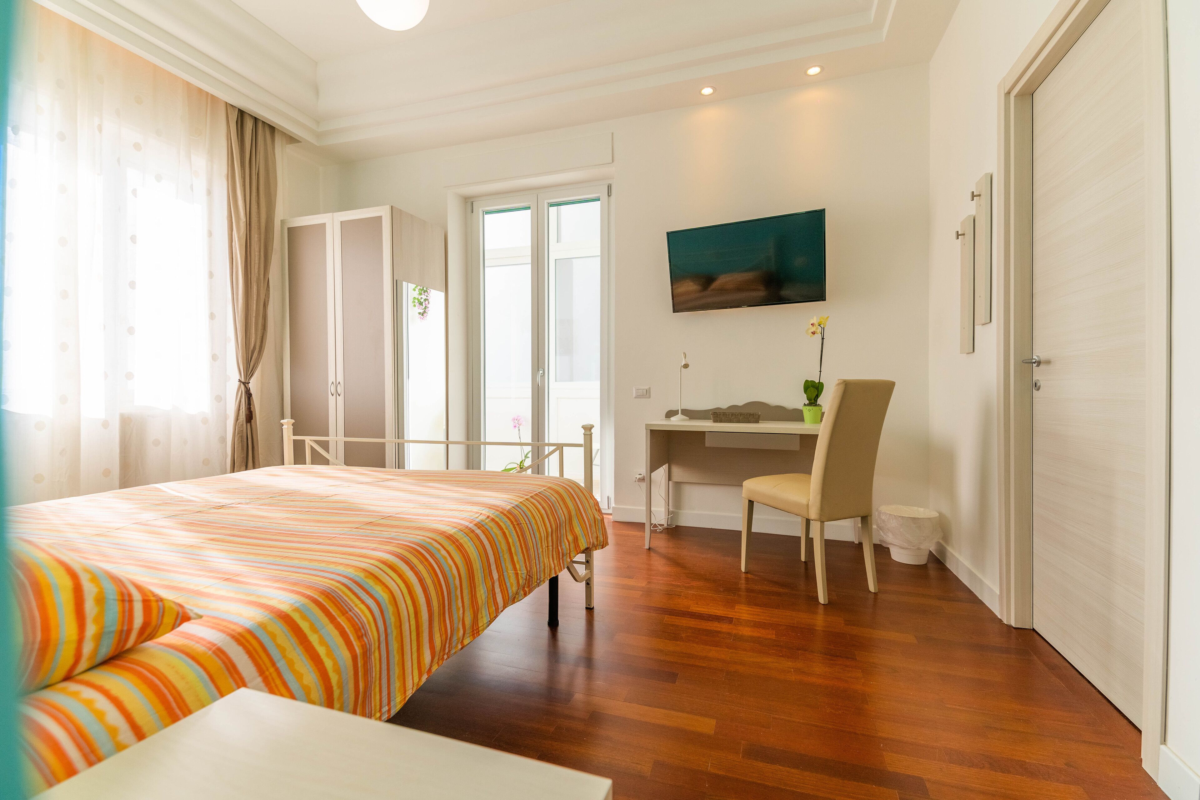 Classic Suite | Down comforters, pillowtop beds, desk, laptop workspace