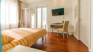 A bedroom with a bed, a desk, and a chair. - Panacea (Salerno)