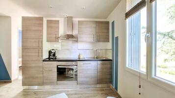 Réfrigérateur, micro-ondes, four, plaque de cuisson