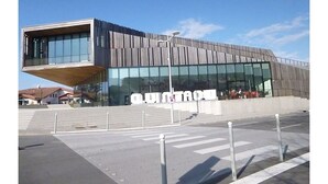 A modern building with a large glass facade and a prominent 'UNIVERSITY' sign. - Sudio + terrace 8m² center, beaches, south & parking (Anglet)