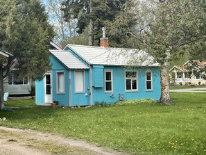 Exterior - Come enjoy our fun little house on the Flathead River, 20 minutes from Glacier! (Columbia Falls)