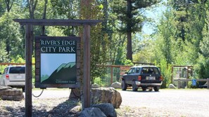 Property grounds - Come enjoy our fun little house on the Flathead River, 20 minutes from Glacier! (Columbia Falls)