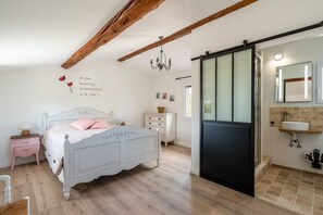 5 chambres, fer et planche à repasser, Wi-Fi gratuit, draps fournis