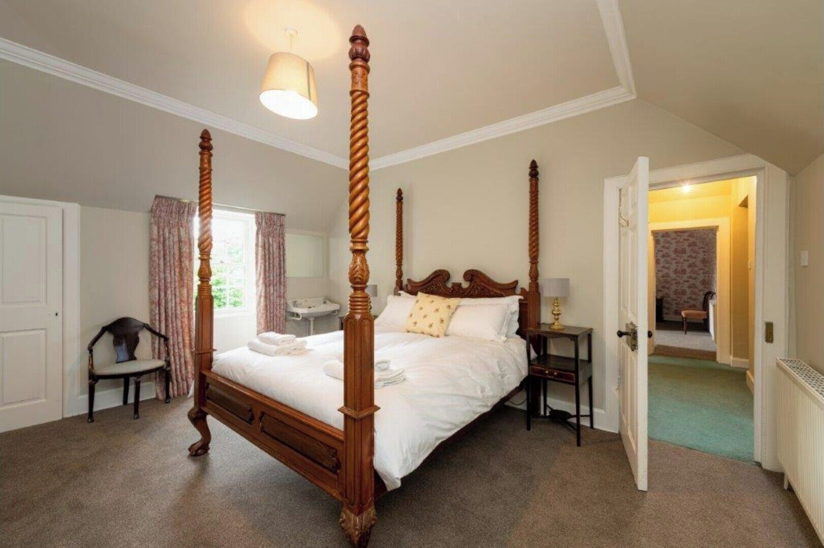 6 habitaciones, tabla de planchar con plancha y cuna de viaje 