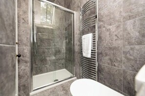 Douche, sèche-cheveux, serviettes fournies, savon