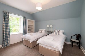 6 slaapkamers, een strijkplank/strijkijzer, reisbedje, gratis wifi