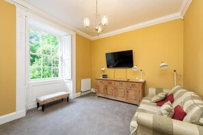 Smart TV, fireplace, books - A beautiful Dower House  (Pathhead)