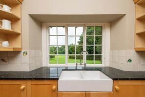 Een douche, een haardroger, handdoeken, zeep