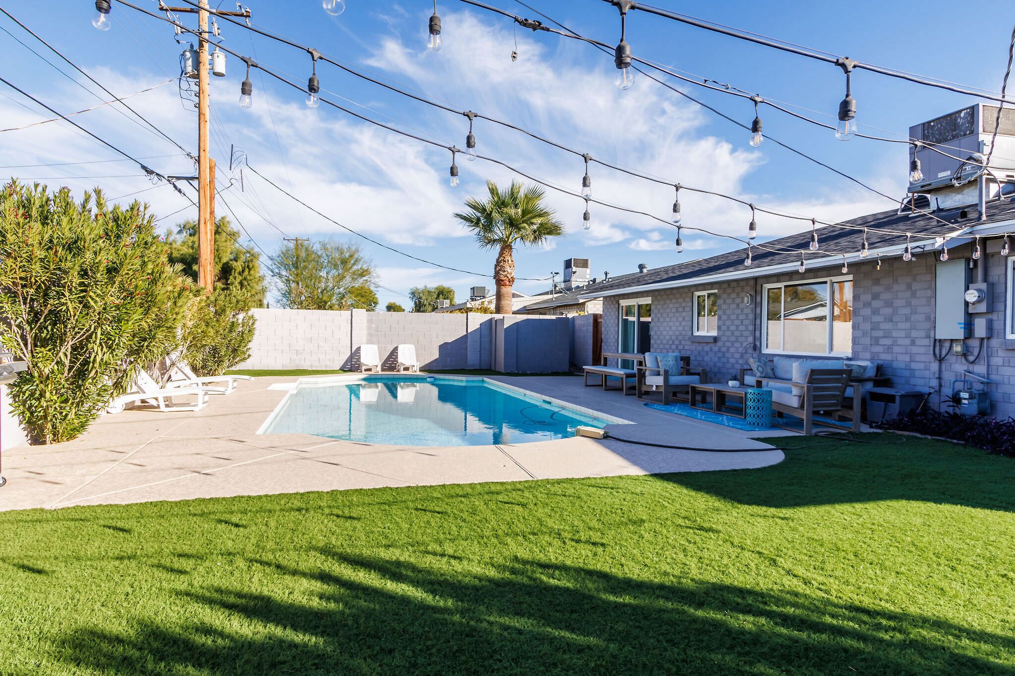 4BR Sleeps 8 Heated Pool Yard Games BBQ!