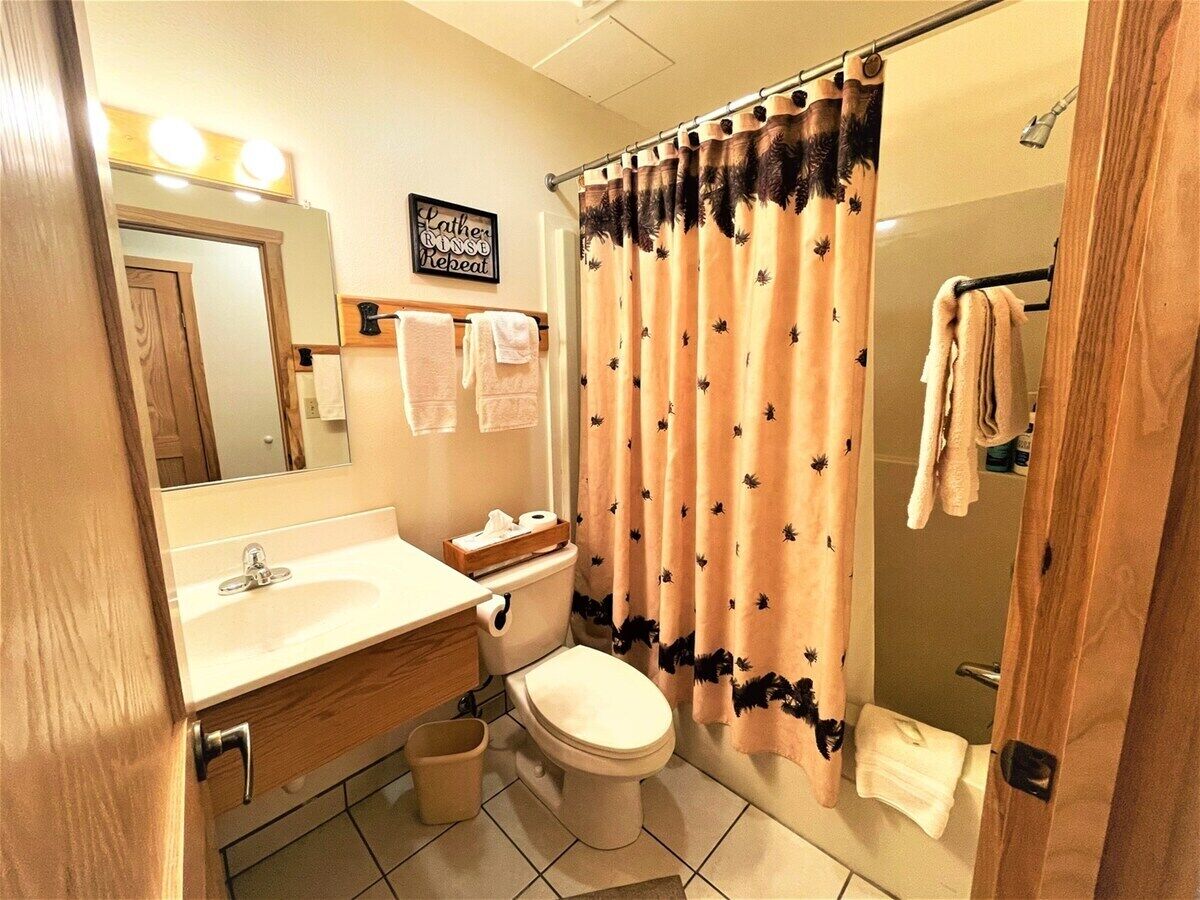 Bathtub, towels