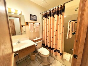 Bathtub, towels