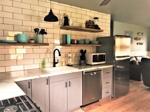 Refrigerador, microondas, horno y parrilla de estufa 