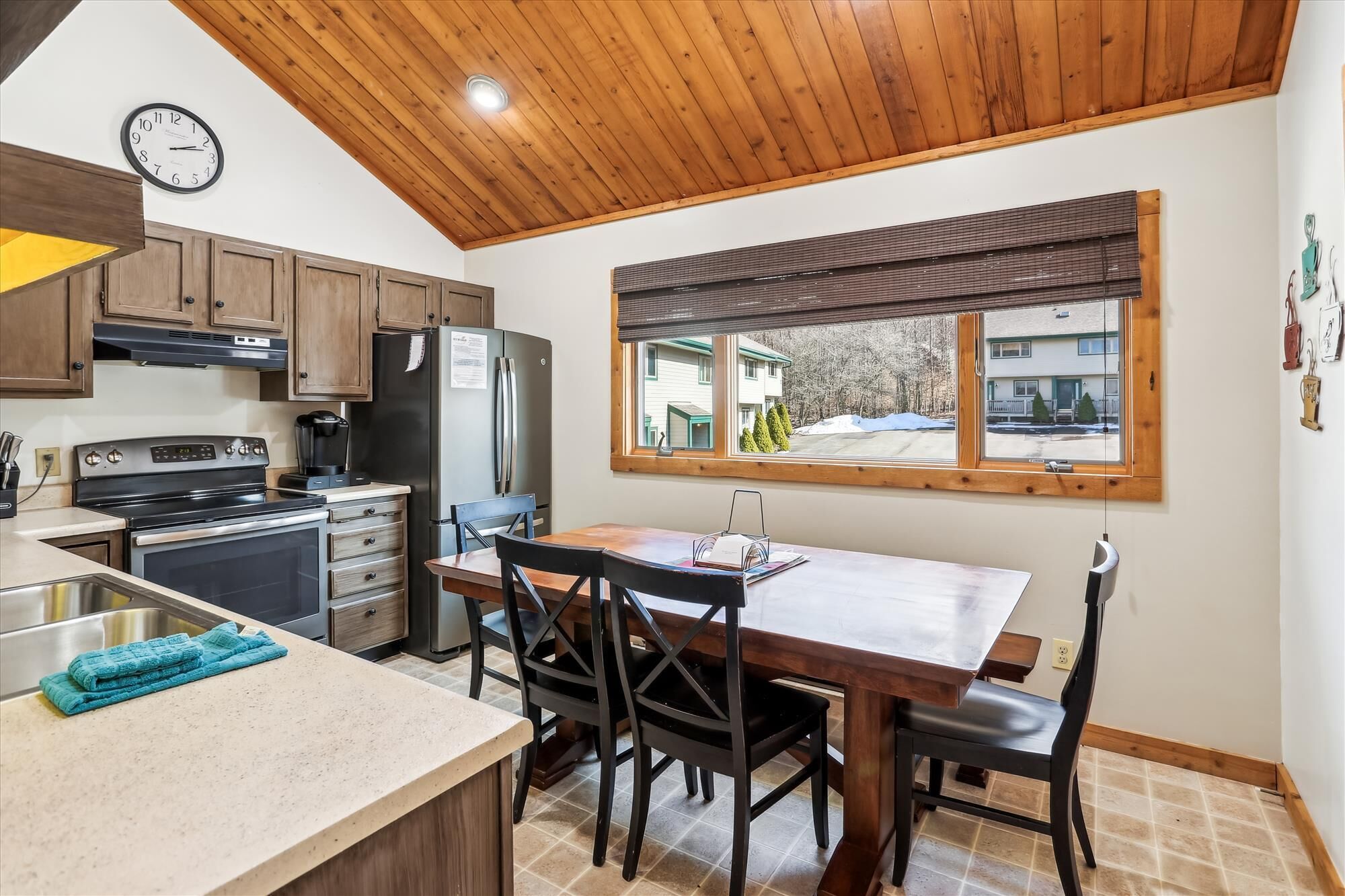 Fridge, microwave, dishwasher, coffee/tea maker