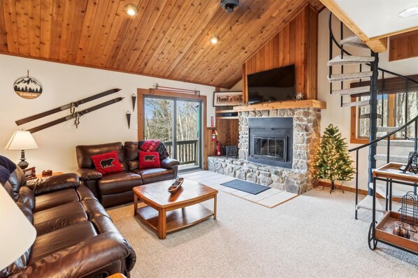 Smart TV y chimenea 