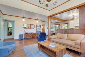 Smart TV, books, stereo, computer monitors - Peaceful Austin Cottage l Private Yard l Centrally Located (Austin)