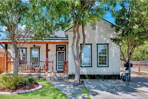 Exterior - Peaceful Austin Cottage l Private Yard l Centrally Located (Austin)