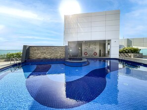 2 outdoor pools - The Bay Residences - Canal View (Dubai)