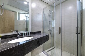 Elite Apartment, 1 Bedroom, Patio, Canal View | Bathroom