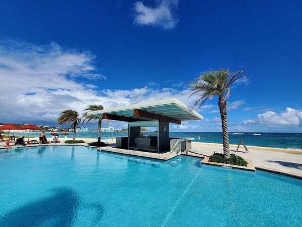 حمّام سباحة خارجي، حمّام سباحة مُدفَّأ