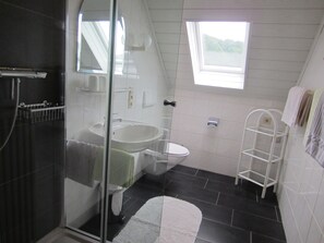 Dusj, hårføner, håndklær og såpe