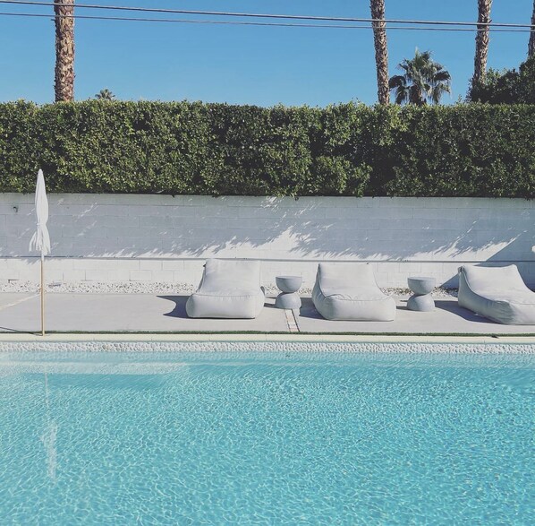 Una piscina al aire libre, una piscina climatizada