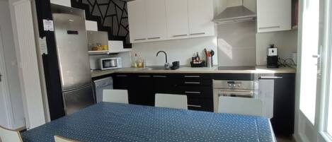 Een koelkast, een microgolfoven, een oven, een kookplaat