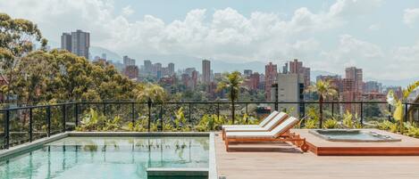 Una piscina al aire libre