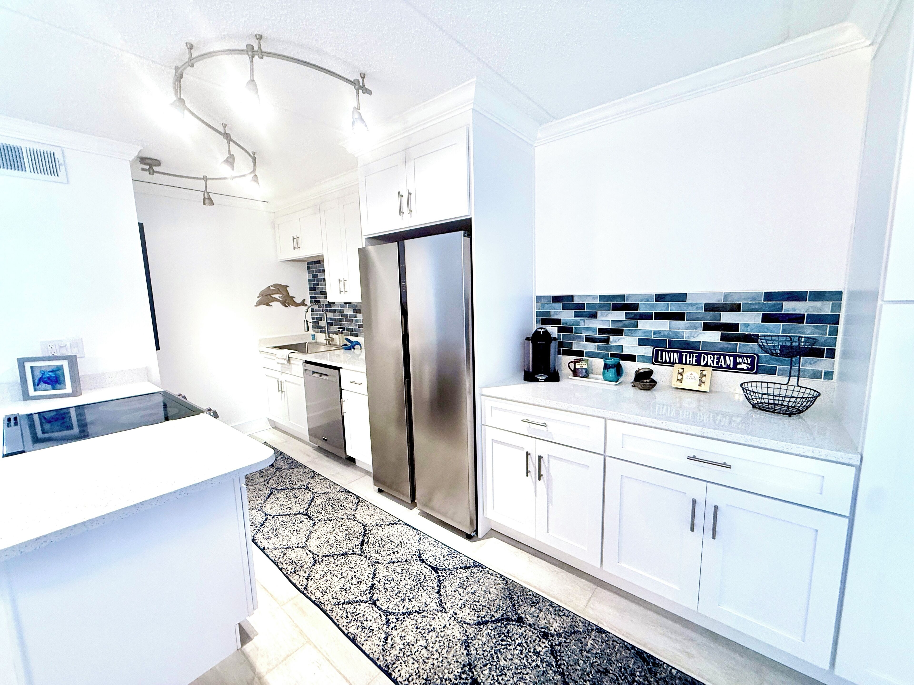 Refrigerador, horno, parrilla de estufa y cafetera y tetera 