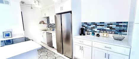 Refrigerador, horno, parrilla de estufa y cafetera y tetera