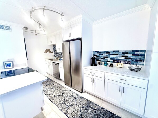 Fridge, oven, stovetop, coffee/tea maker