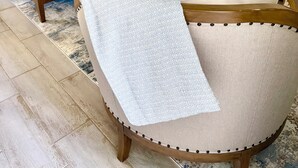 Ein Wohnzimmer mit einer Couch, einem Sessel und einem Couchtisch.