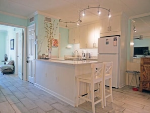 Frigorifero, forno, piano cottura, macchina per tè/caffè