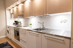 Refrigerador, microondas, horno, placa de cocina