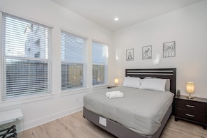 Furnished with your comfort in mind, don’t be surprised if you’re tempted to hit the snooze button once or twice in the morning! - Modern Farmhouse, Mins Restaurants & Attractions (Houston)